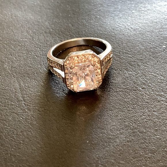 Size 8 silver dinner ring. Cubit zirconia. - Picture 3 of 8